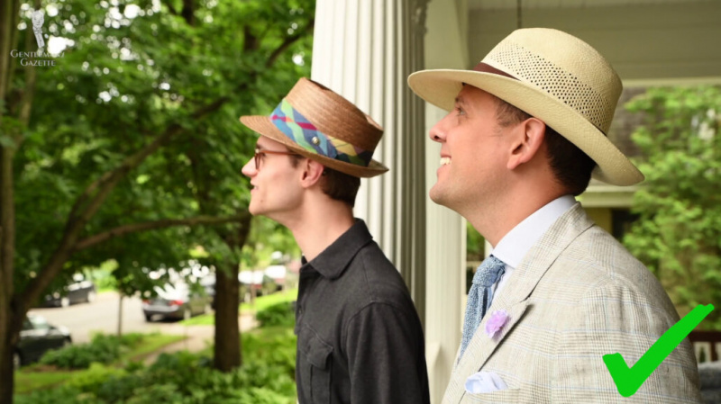 Preston et Raphael portent tous deux des chapeaux.