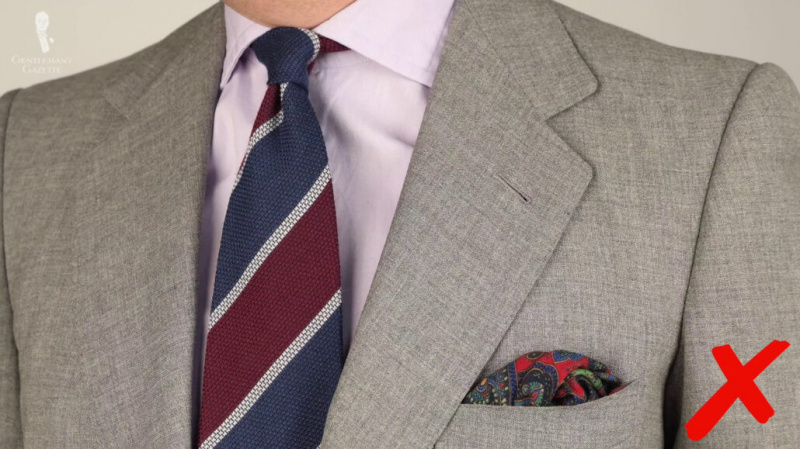 Raphael nosi debelu kravatu