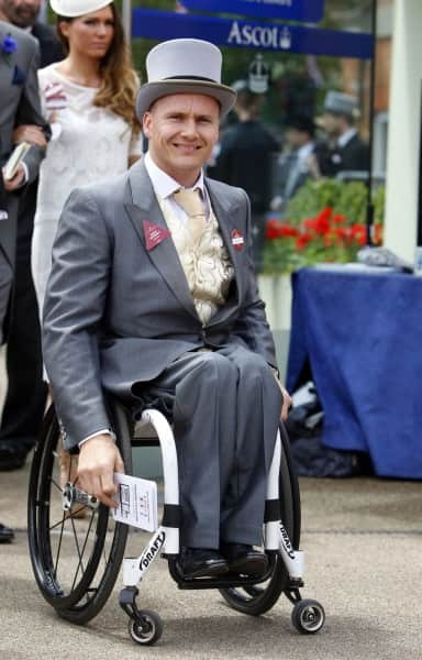 David Weir Durin en robe du matin en fauteuil roulant