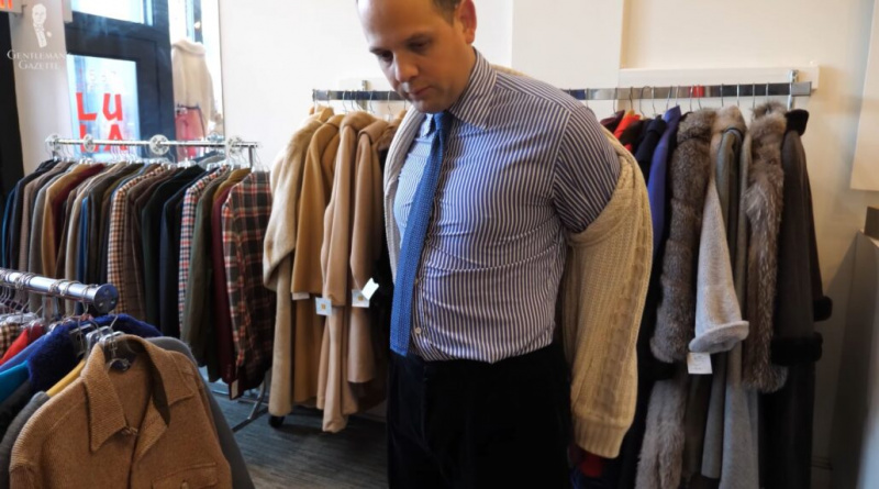 Při zkoušení oblečení ve vintage obchodě může být nepohodlné sundávat další vrstvy (Na obrázku: Pletená kravata z pevného světle modrého hedvábí z Fort Belvedere)