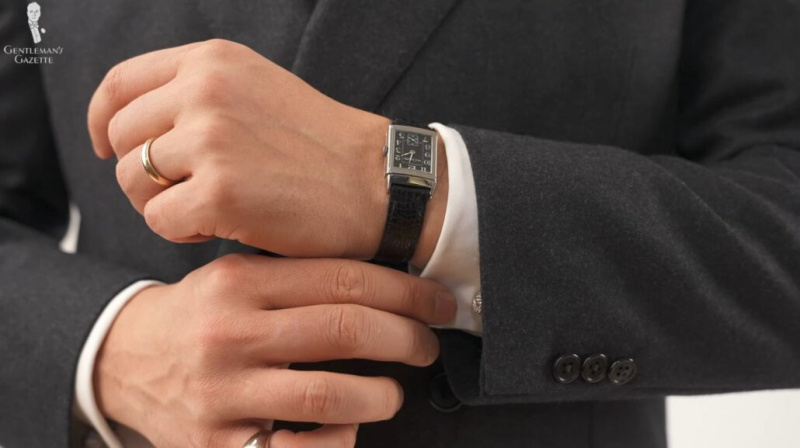 Raphael si oblékl své vintage hodinky JLC Reverso (na obrázku: manžetové knoflíčky Monkey Fist Knot - 925 Sterling Silver Platinum Platin z Fort Belvedere)