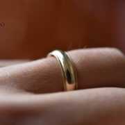 Zlatý snubní prsten na prst