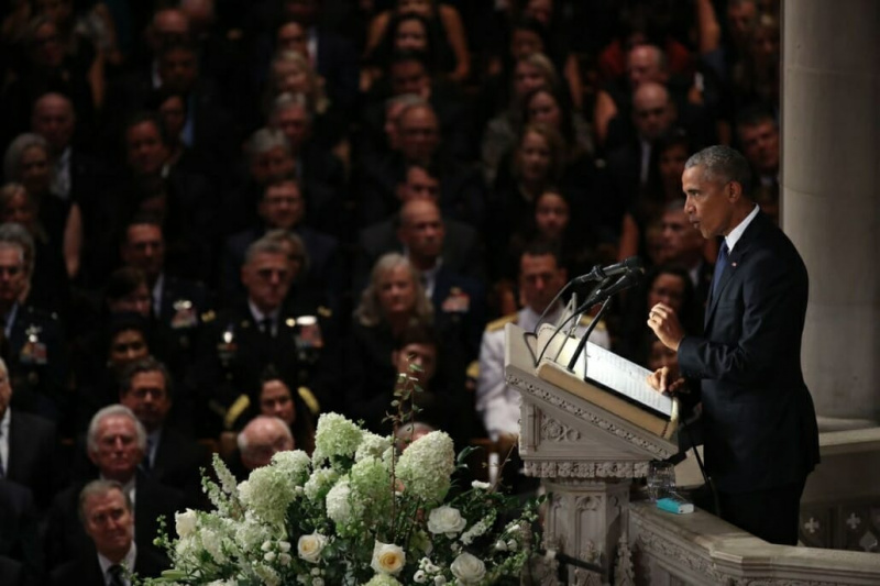 Prezident Obama pronáší smuteční řeč na adresu Johna McCaina