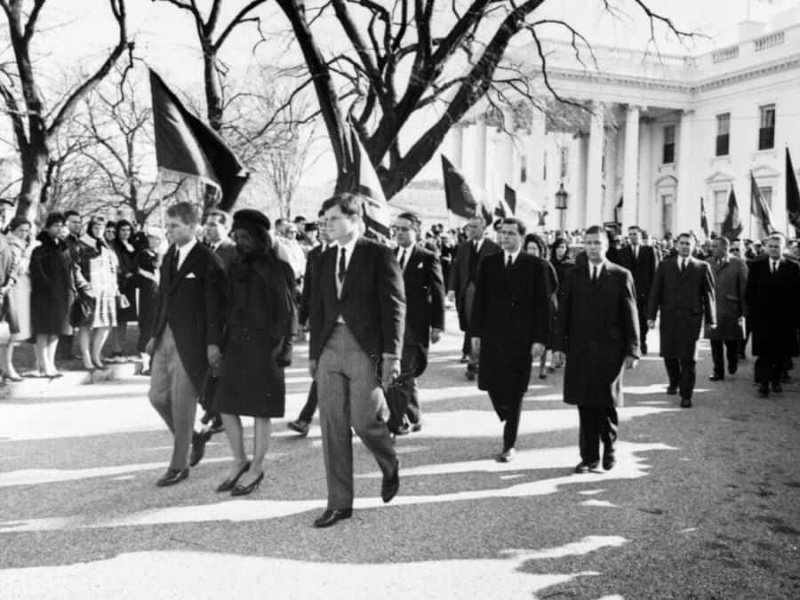 Cortejo fúnebre de JFK com casacos matinais