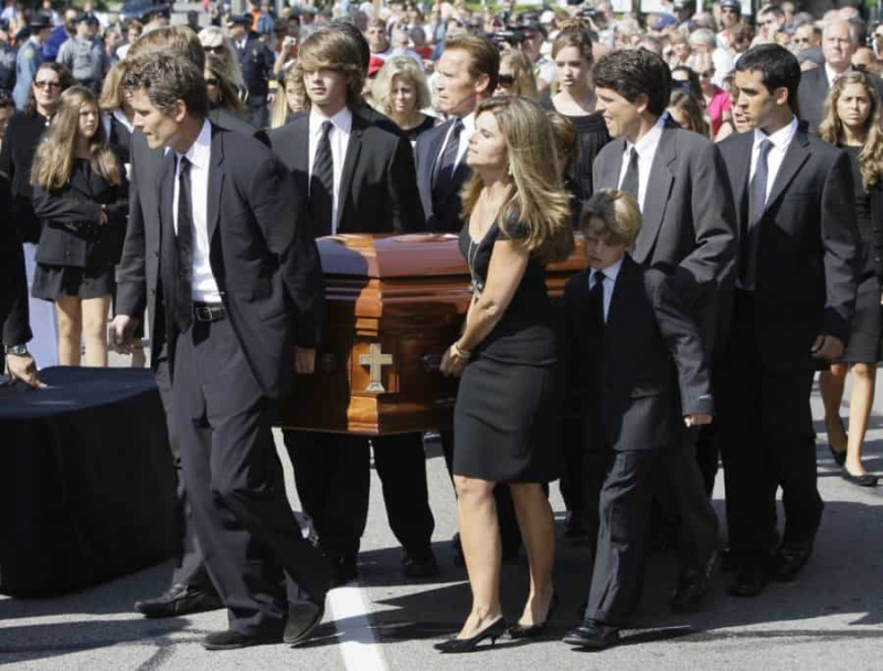Les costumes sombres sont obligatoires pour les funérailles