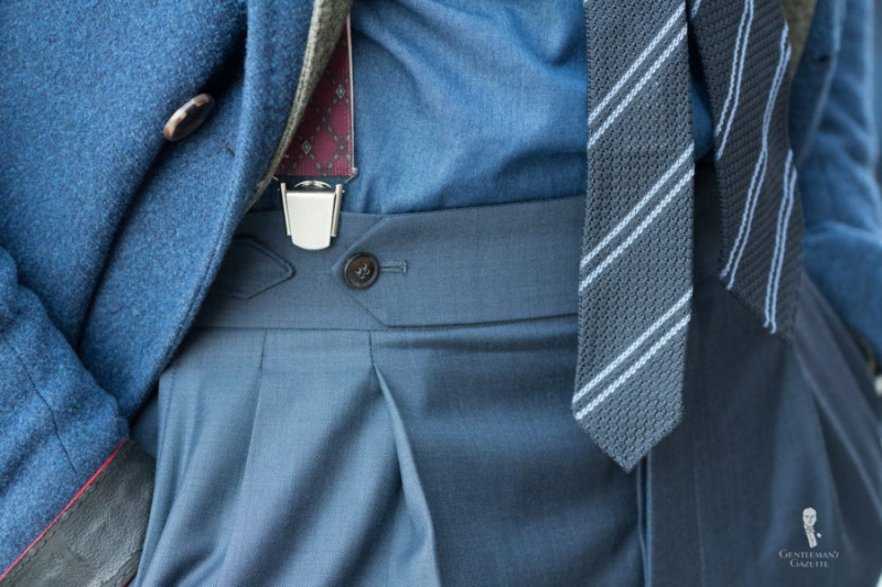 Трегери на копче са краватом од гренадина - студија сивих и плавих