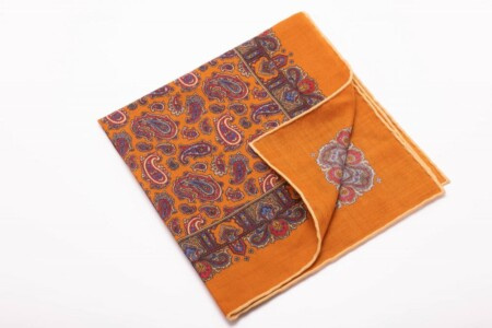 Pochette de costume en laine de soie jaune or antique avec cachemire beige, bleu, rouge et orange et bord beige