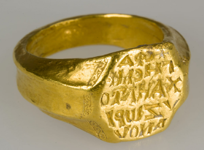 Hexagonální zlatý pečetní prsten Michaela Zorianose, cca 1300 našeho letopočtu; nápis zní