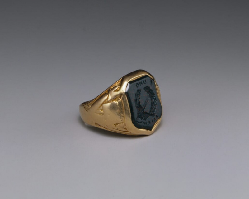 Реверс прстена са печатом угравирано на Блоодстоне и жуто злато са грбом