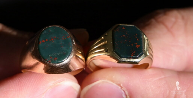 Неугравирани печатни прстенови од ружичастог злата са овалним каменом крвљу на левој и жутим златом резаним крвавим каменом на десној страни