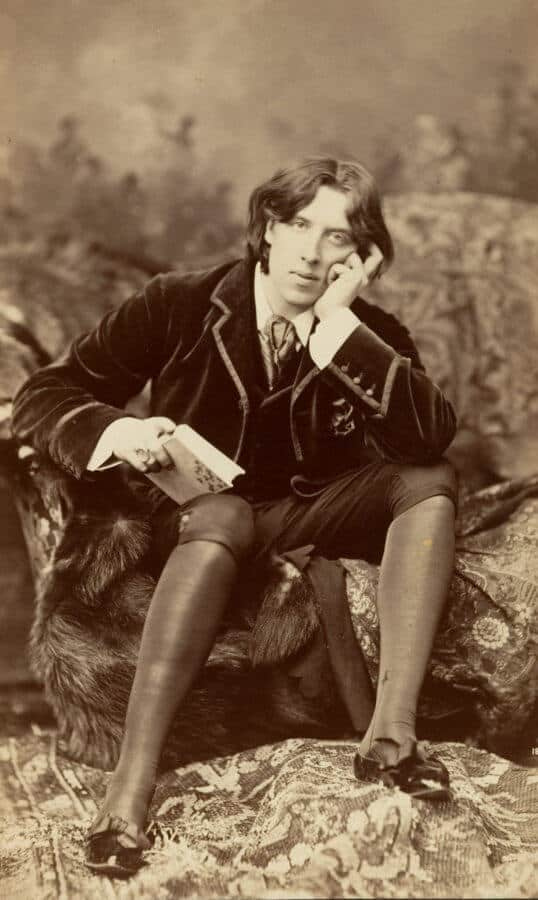 Oscar Wilde avec des bas de soie