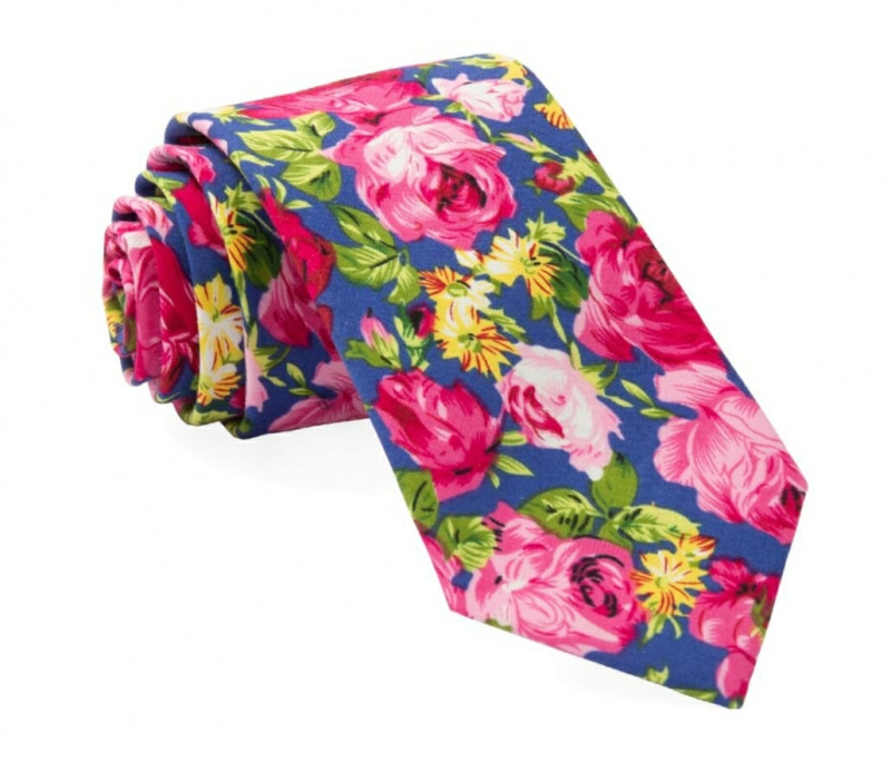 Uma gravata com estampa floral muito chamativa deve ser evitada