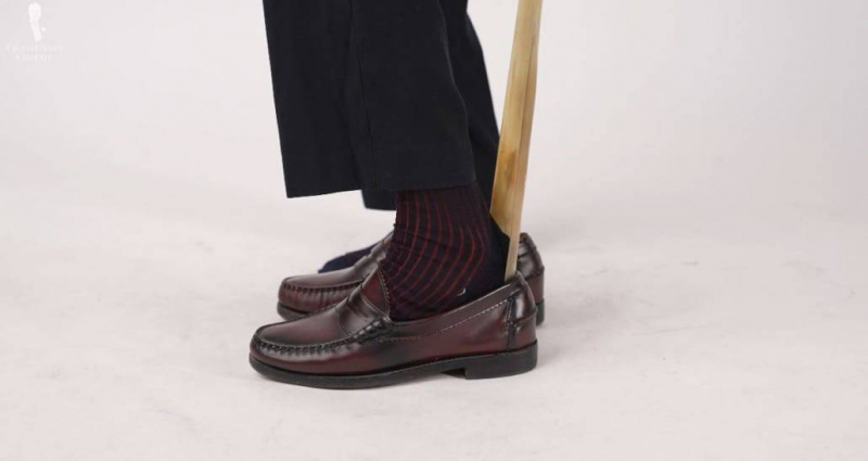 Le chausse-pied en action ; Chaussettes côtelées bleu nuit et bordeaux à rayures ombrées et chausse-pied de luxe avec long 25