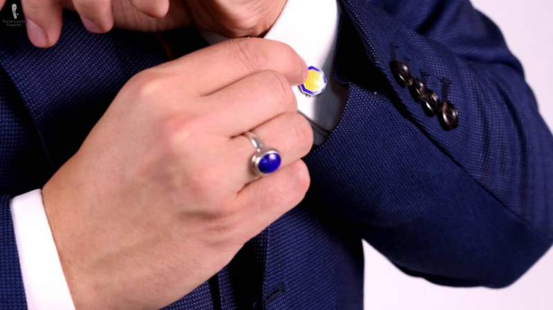 Les boutons de manchette que Raphaël portait dans la vidéo sont vintage de forme octogonale avec émail cloisonné