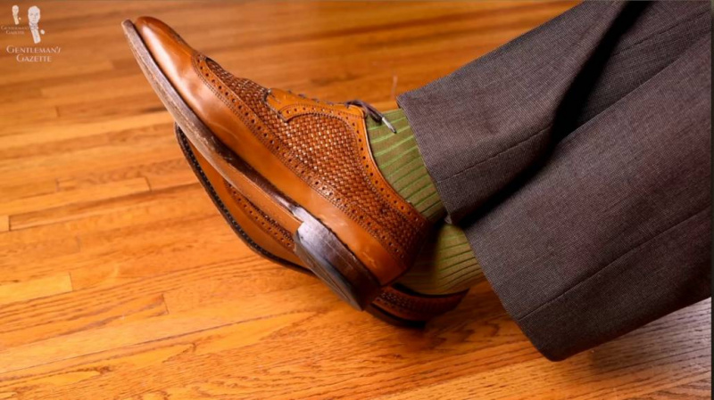Vous pouvez opter pour des chaussures en cuir perforé pour un look plus formel en été.
