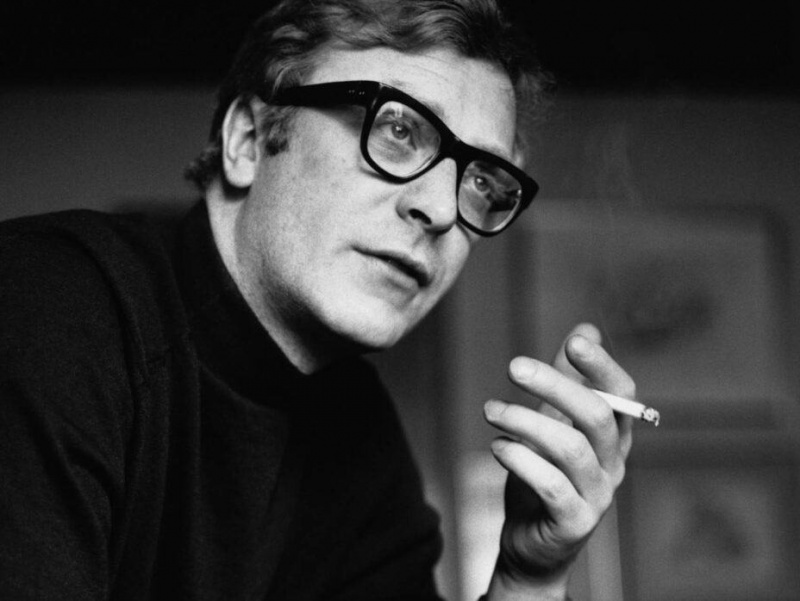 Michael Caine portant des lunettes rectangulaires tendance dans les années 60