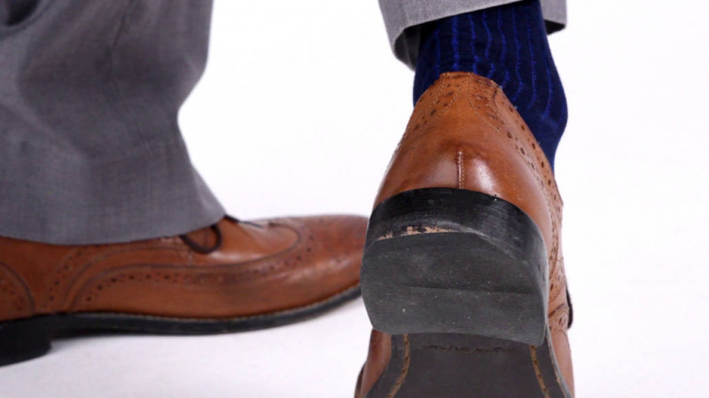 Chaussures derby de mauvaise qualité (Photo : Shadow Stripe Ribbed Socks Dark Navy Blue et Royal Blue de Fort Belvedere)