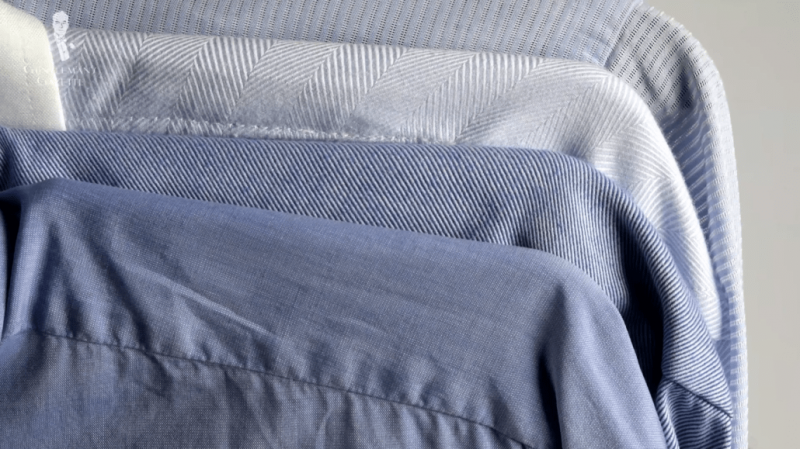 Une sélection de chemises habillées bleu clair dans différentes nuances
