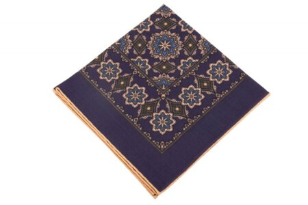 Bolso de lã de seda azul marinho com medalhões geométricos impressos em verde, azul e laranja com borda contrastante off-white - Fort Belvedere
