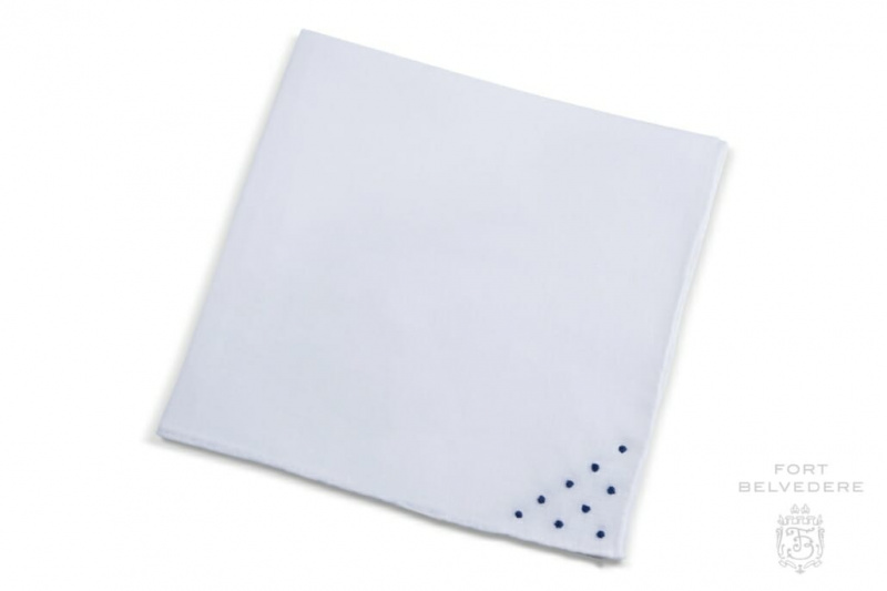 Бели платнени џепни квадрат са плавим ручно извезеним тачкама - Форт Белведере