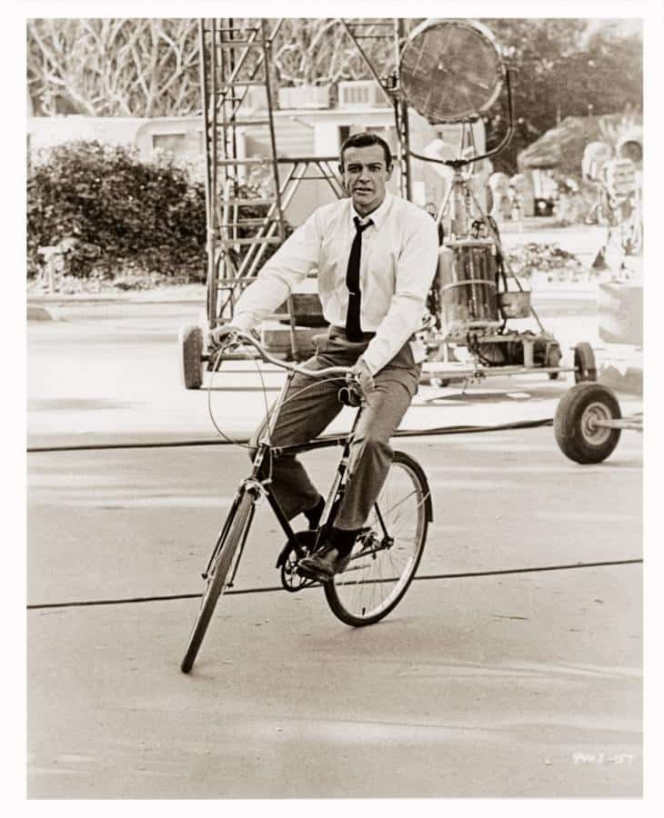 Sean Connery, casualmente em uma bicicleta com prendedor de gravata
