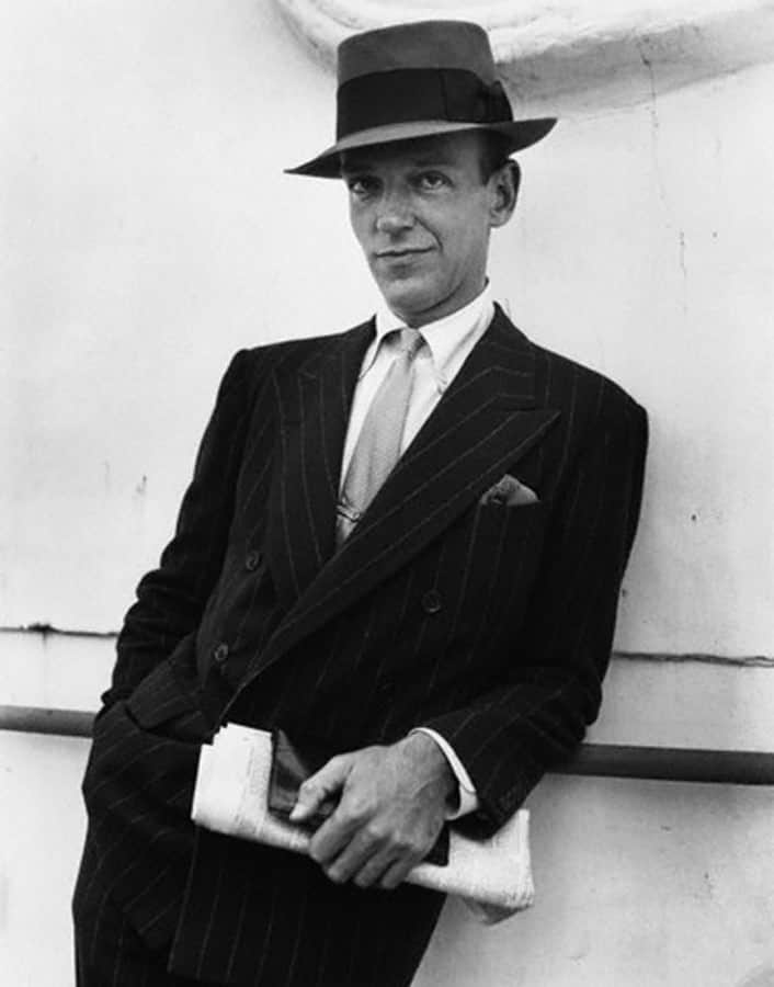 Fred Astaire segurando o jornal