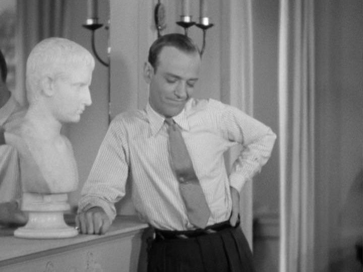 Fred Astaire com Tie Bar acima da cintura em Divorcee