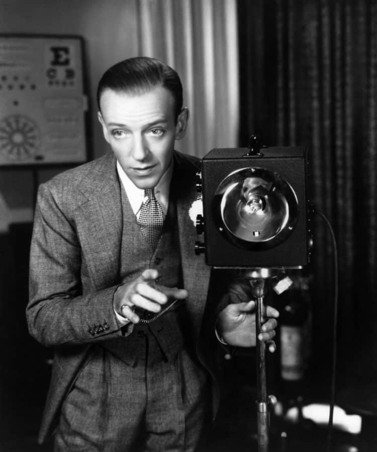 Fred Astaire com alfinete de colarinho, mas sem barra de gravata quando ele usa um terno ou colete de três peças