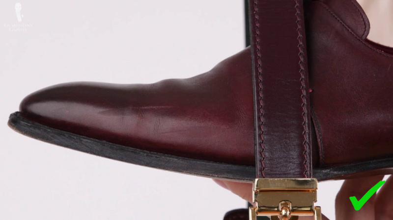 Chaussures en cuir bordeaux et ceinture en cuir bordeaux (Photo : Ceinture en cuir de veau bordeaux bordeaux de Fort Belvedere)