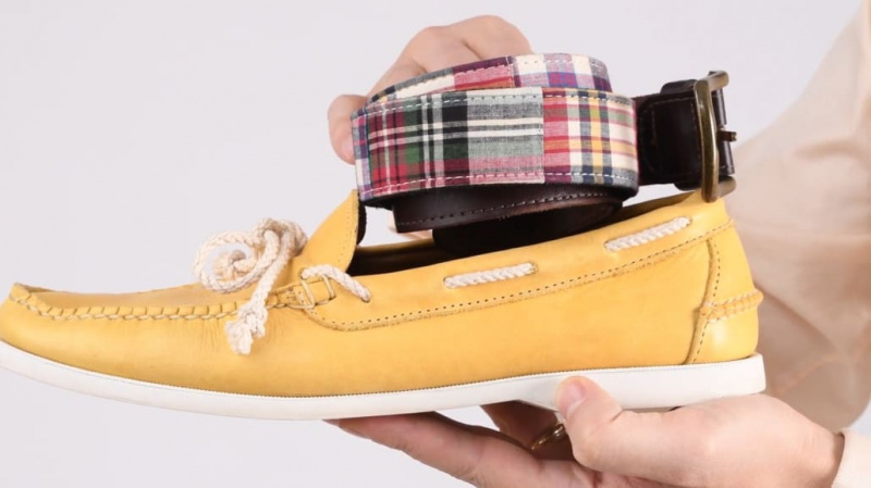 Vous pouvez assortir vos chaussures bateau jaunes avec une ceinture en madras pour un look plus casual