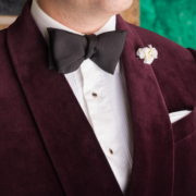 Рафаел у црној кравати носи Црну Фаилле Гросграин лептир машну са сакоом за вечеру, копчама за кошуљу, дугмадима и четвртастим џепом