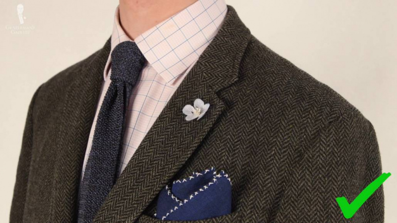 Une pochette de costume et une cravate bien combinées vous mériteront certainement des compliments.