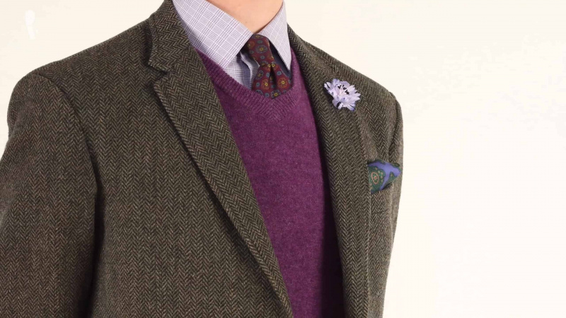 Preston portant une tenue basée sur les couleurs de la terre, en particulier le violet.