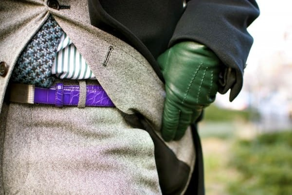 James Andrew se zelenými rukavicemi a fialovým páskem