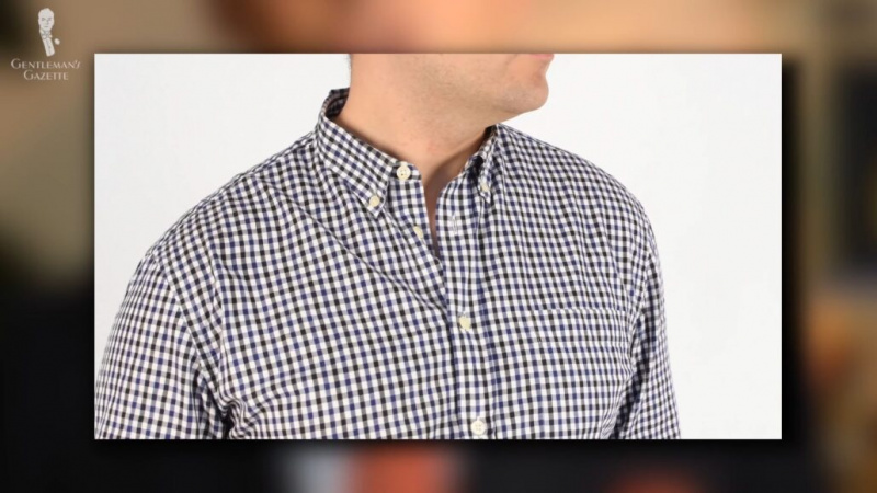 Košile s knoflíkem a límečkem jsou dobrým začátkem při budování business casual kapslového šatníku
