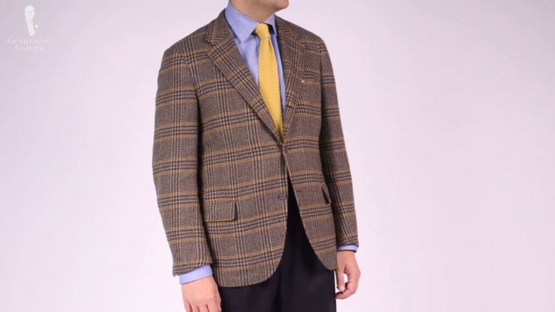 Raphael si oblékl kostkovaný sportovní kabát Prince of Wales s úpletovou kravatou z pevného světle žlutého hedvábí z Fort Belvedere