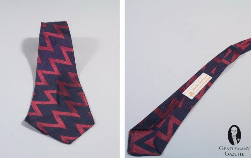 Cravate Zig Zag audacieuse en soie bleu marine et rouge Fabriquée en Angleterre pour Henry Morgan Montréal