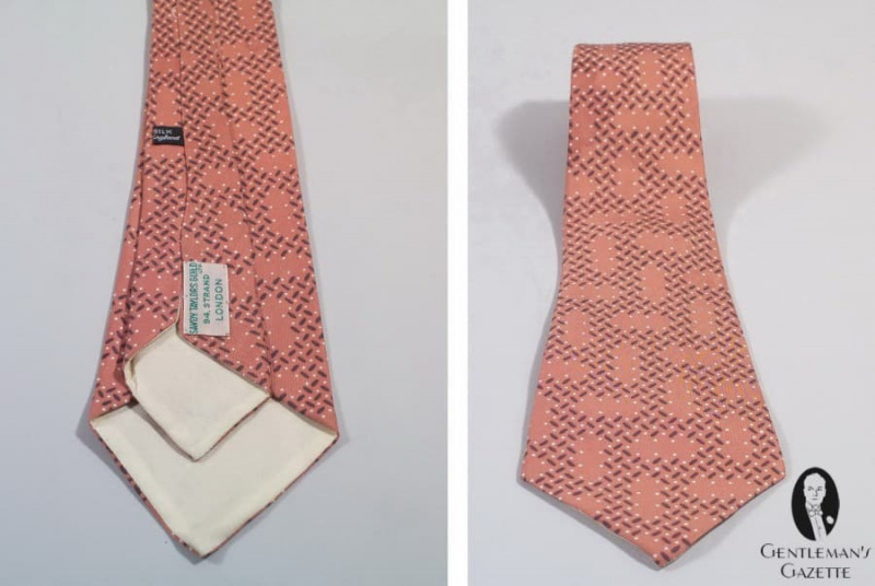 Oranžová hedvábná kravata s bílým a modrým vzorem od Savoy Taylors Guild London