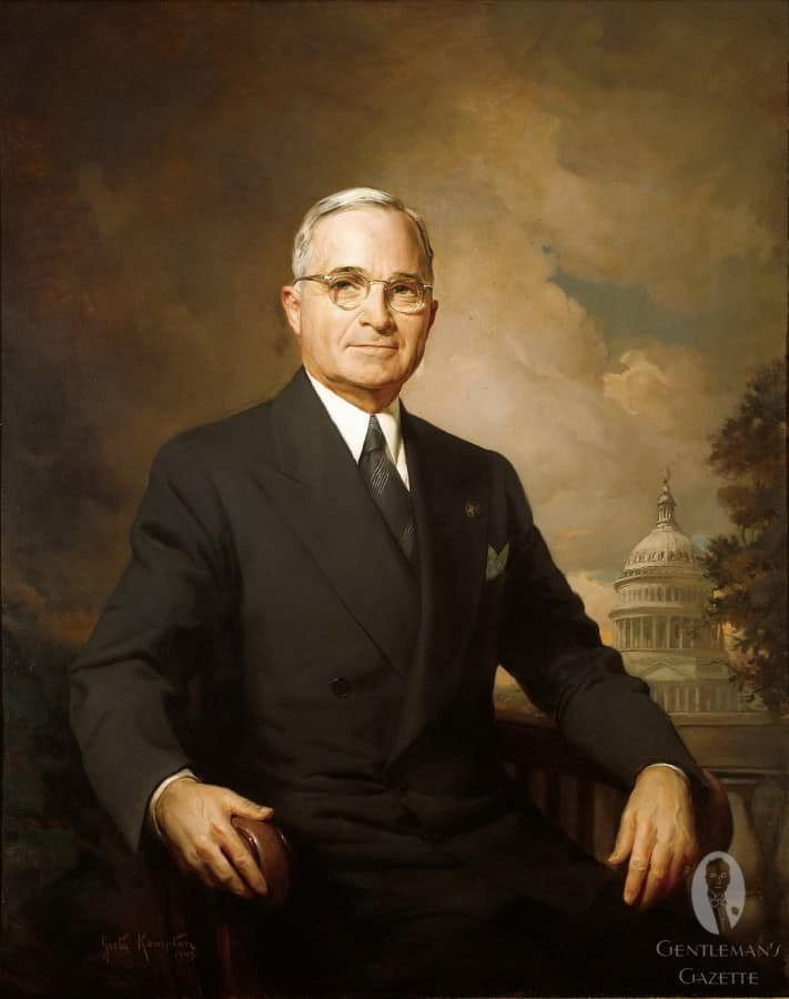 Harry Truman s černo-bílou pruhovanou kravatou