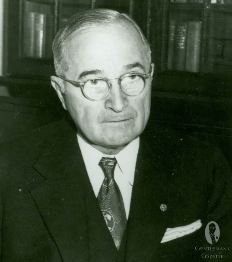 Harry S. Truman na sobě fialovou kravatu