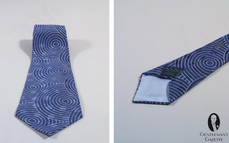 Kravata Sulka z hedvábí s kruhem a tečkami v modré, černé a bílé barvě