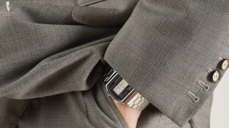 Há um choque de formalidade quando os relógios digitais são usados ​​com roupas masculinas clássicas.