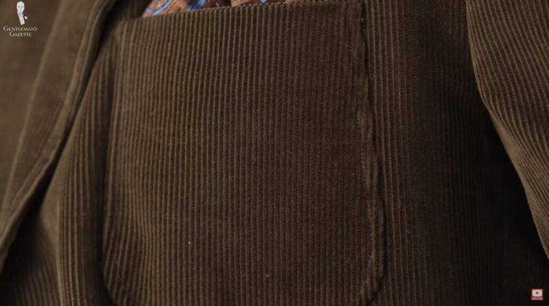 Pour utiliser le contraste des textures, Raphaël a choisi de porter la veste et le gilet en velours côtelé.