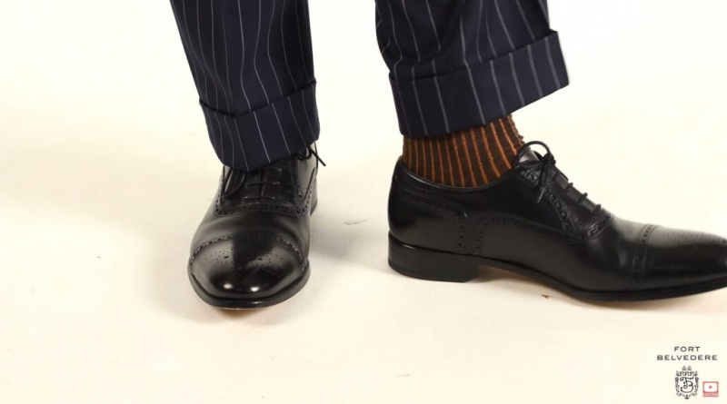 La même paire de demi-bottes Oxford noires, cette fois avec des lacets noirs (Photo : Shadow Stripe Ribbed Socks Charcoal and Orange de Fort Belvedere)