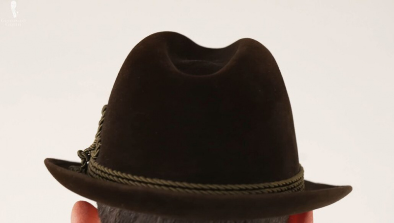 Zoom sur le chapeau en velours bavarois Wegener de Steve Heck