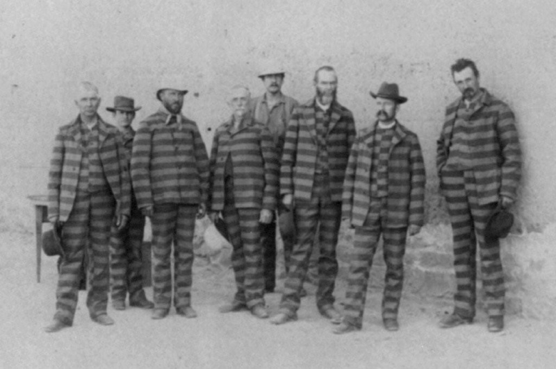 Skupina trestanců ve věznici v Utahu, 80. léta 19. století.