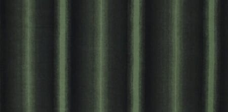 Um exemplo de listras ombré; um gradiente verde em um fundo preto.