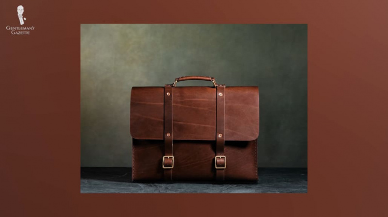 Uma maleta é um tipo de bolsa ou estojo de transporte cuja função principal é transportar documentos ou cuecas.