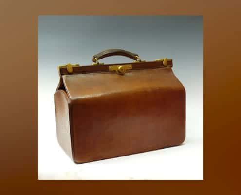 As bolsas Gladstone são tipicamente feitas de couro rígido e muitas vezes amarradas com cordões.