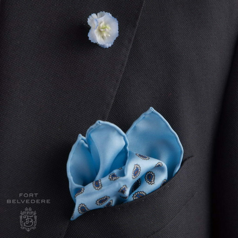 Delphinium bleu clair et pochette de costume sur un blazer bleu marine